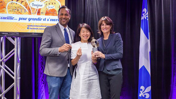 Kim Thúy recevant le prix Charles-Biddle 2014, remis par Charles Biddle Jr et la ministre québécoise de l'Immigration, de la Diversité et de l'Inclusion, Kathleen Weil – photo: Alexandre Racine.